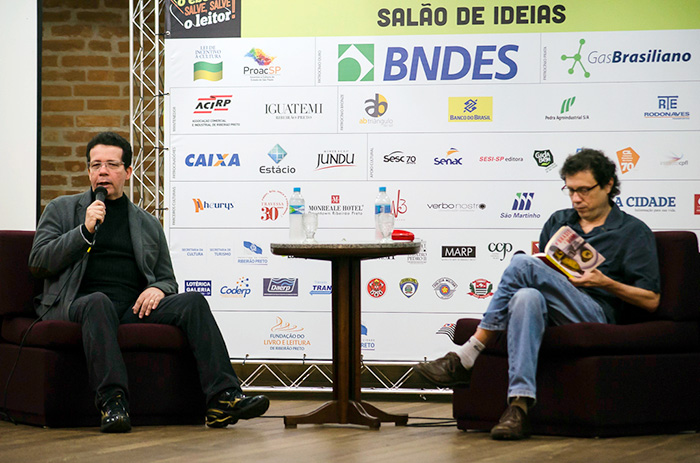 Luiz Cláudio faz mediação de André Sant’Anna durante a 16ª Feira do Livro